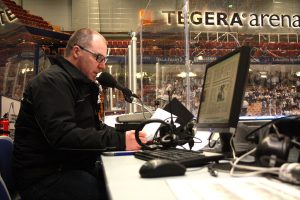 – Jag gillar det här. Det är viktigt att det blir korrekt information i högtalarna, säger Krister Ellström på Tegera Arena i Leksand.